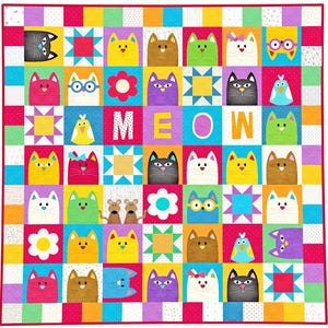 Könnte beinhalten: Ein farbenfroher Patchwork-Quilt mit einem Raster aus Katzenköpfen in verschiedenen Farben und Mustern. Das Wort "MEOW" ist in großen Buchstaben geschrieben. Der Quilt hat einen roten Rand und besteht aus Quadraten mit unterschiedlichen Designs.