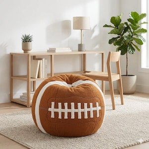 Puede incluir: Un letrero de madera hecho a mano con el texto "Welcome" en una fuente juguetona. El letrero presenta un fondo blanco desgastado y un marco de madera teñida oscura. Perfecto para añadir un toque de encanto rústico a cualquier entrada.