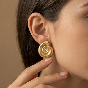 Gouden spiraalvormige schelpoorknopjes, vintage schelpenstatementsieraden, getextureerde oceaangeïnspireerd cadeau voor haar