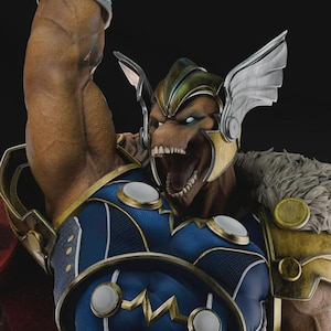 Op de afbeelding: Gedetailleerd beeld van een personage met een felle uitdrukking, gekleed in een blauw en goudkleurig pantserpak. Het figuur heeft een helm met gevleugelde accenten en een bontkraag. Het beeld staat tegen een donkere achtergrond.