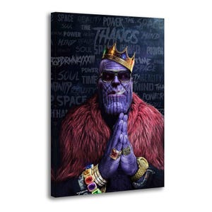 Peut inclure: Impression sur toile représentant un personnage à la peau violette portant une couronne dorée, des lunettes de soleil et un manteau doublé de fourrure rouge. Le personnage porte des bijoux en or et le mot "THANOS" et d'autres textes en arrière-plan.