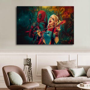 K&ouml;nnte beinhalten: Leinwanddruck mit Deadpool und Harley Quinn. Deadpool tr&auml;gt seinen rot-schwarzen Anzug, und Harley Quinn ihr typisches Outfit, mit einer rot-goldenen Waffe. Der Hintergrund ist eine Mischung aus dunklen Blau-, Gr&uuml;n- und Rott&ouml;nen.