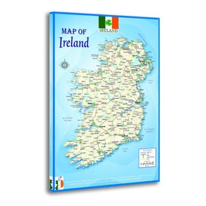 Puede incluir: Un mapa enmarcado de Irlanda, que muestra la geografía, las carreteras y las ciudades del país. El mapa está sobre un fondo azul claro e incluye el texto "MAP OF Ireland" y la bandera irlandesa.