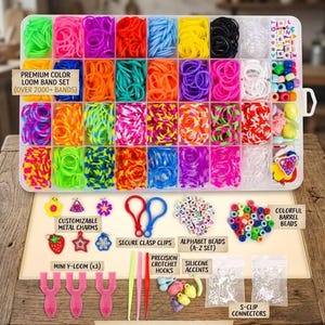 Könnte beinhalten: Ein komplettes Armband-Bastelset mit einer Vielzahl von bunten Loom-Bändern, Charms, Alphabetperlen und Zubehör. Das Set enthält über 2000 Bänder in verschiedenen Farben, sichere Verschlussclips, Präzisions-Häkelhaken und S-Clip-Verbindungen. Text: "Premium Color Loom Band Set (Over 2000+ Bands)".