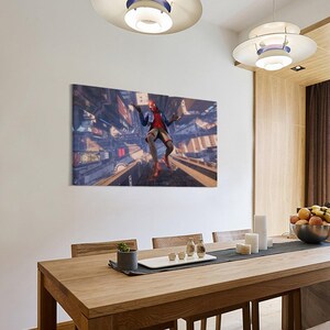 Puede incluir: Una impresi&oacute;n en lienzo enmarcada de un superh&eacute;roe en una pose din&aacute;mica, ambientada en un paisaje urbano futurista. La obra de arte presenta colores vibrantes y elementos arquitect&oacute;nicos detallados, creando una sensaci&oacute;n de acci&oacute;n y aventura. La impresi&oacute;n se exhibe en una pared blanca.