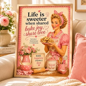 Puede incluir: Una lámina enmarcada que muestra a una mujer con un delantal rosa de lunares sosteniendo un plato de galletas con pepitas de chocolate. El texto dice: Life is sweeter when shared, bake joy, share love, the best ingredient is kindness, bake happiness sprinkle love.