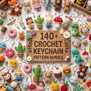 Può includere: Una collezione di portachiavi all'uncinetto colorati, tra cui animali, generi alimentari e fiori, disposti su una superficie bianca. Un cartello di legno recita "140+ Crochet Keychain Pattern Bundle". I portachiavi sono attaccati ad anelli di metallo argentato.