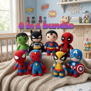 Puede incluir: Un conjunto de ocho muñecos de superhéroes tejidos a ganchillo, incluyendo a Hulk, Batman, Superman y otros. Los muñecos coloridos están colocados sobre una manta suave. El texto "8 in 1 bundle" es visible.