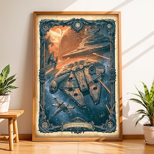 Op de afbeelding: Een rechthoekige ingelijste poster met een gedetailleerde ruimtegevechtscène met een cirkelvormig ruimtestation, een groot ruimteschip, een jager en een vrachtschip in het midden. Het kunstwerk is omgeven door een sierlijke, donkerblauwe rand.