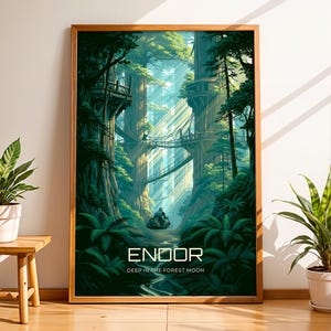 Peut inclure: Une affiche encadrée représentant une forêt luxuriante avec de grands arbres, des ponts suspendus et une végétation dense. L'œuvre d'art présente le texte "ENDOR" et "DEEP IN THE FOREST MOON" en blanc. L'affiche est dans un cadre en bois.