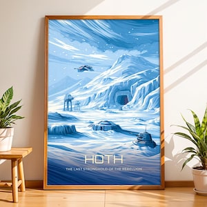 Könnte beinhalten: Ein gerahmter Kunstdruck, der eine schneebedeckte Landschaft mit Star Wars-Thema zeigt. Das Kunstwerk weist ein blaues und weißes Farbschema auf, mit dem Text "HOTH" und "THE LAST STRONGHOLD OF THE REBELLION" am unteren Rand. Der Druck ist in einem Holzrahmen.