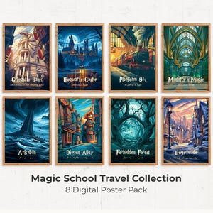 Könnte beinhalten: Ein Set aus acht rechteckigen Postern in Holzrahmen mit Illustrationen von Gringotts Bank, Hogwarts Castle, Platform 9 3/4, Ministry of Magic, Azkaban, Diagon Alley, Forbidden Forest und Hogsmeade mit dem Text Magic School Travel Collection.