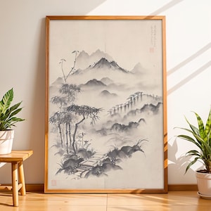 Pode incluir: Uma impressão artística emoldurada com uma pintura tradicional a tinta de inspiração asiática. A obra de arte retrata uma cena de montanha nebulosa com bambus e um caminho de pedra, em tons de cinza e castanho.