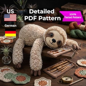 Puede incluir: Un peluche de perezoso tejido a ganchillo, marrón y beige, sobre una superficie de madera. La imagen incluye ganchos de crochet, una brújula y el texto "Detailed PDF Pattern" y "100% Tested Pattern".