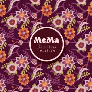 Op de afbeelding: Naadloos patroon met gestileerde bloemen in oranje, paars en crème op een diepe bordeauxrode achtergrond. Het ontwerp bevat bloem- en bladelementen, met de tekst "MeMa seamless pattern" in een cirkelvormig kader.
