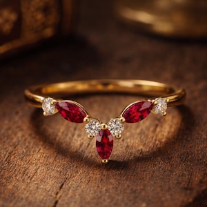 Bague de promesse en grappe de rubis marquise, bande de chevrons en forme de V, bague à empiler délicate en or, cadeau de promesse de pierre de naissance de juillet, bijoux de mariage minimalistes