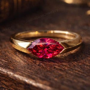 Anel de Noivado com Rubi em Formato Marquise, Ouro 14K, Solitário, Minimalista, Anel de Compromisso, Joia de Casamento com Rubi Horizontal, Presente Ideal para Ela