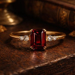 Rubin Verlobungsring im Smaragdschliff in 14K Gelbgold, Vintage inspirierter Diamantakzentring, zierlicher Versprechensring für Sie