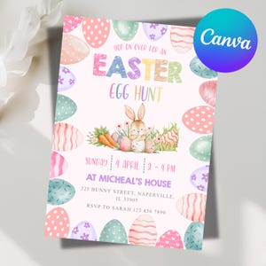 Könnte beinhalten: Rosafarbene Einladung zur Ostereiersuche mit einer Hasenillustration, bunten Eiern und dem Text "Easter Egg Hunt". Die Einladung enthält Veranstaltungsdetails und RSVP-Informationen.
