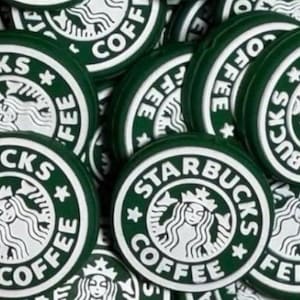 Puede incluir: Una colección de emblemas circulares de color verde y blanco de Starbucks Coffee con el icónico logotipo de la sirena. Cada emblema muestra el texto Starbucks Coffee en un borde circular con un gráfico central de una sirena coronada.