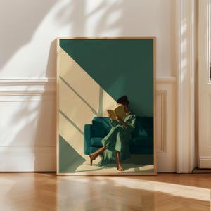 Può includere: Una stampa artistica incorniciata raffigura una persona che legge un libro su un divano verde acqua. La persona indossa un vestito a righe verdi. Lo sfondo presenta una parete verde acqua e un motivo diagonale di luce solare.