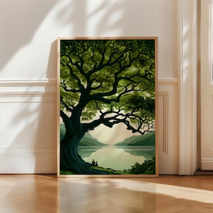 Op de afbeelding: Een rechthoekige wandkunstprint in een lichthouten lijst met een grote, donkergroene boom met uitgestrekte takken die uitkijkt over een kalm meer. Twee kleine figuren zitten aan de voet van de boom, met verre groene heuvels over het water.