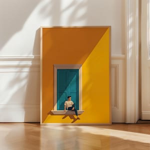 Op de afbeelding: Een ingelijste rechthoekige wandkunstprint met een levendige oranje en gele muur met een blauwgroen venster met lamellen. Een persoon in een beige t-shirt en een donkere broek zit op de vensterbank en werpt een schaduw op de muur.