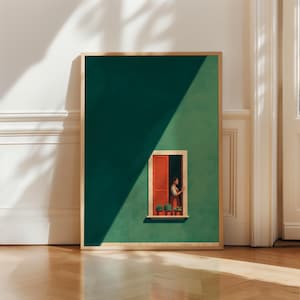 Puede incluir: Una lámina de arte mural rectangular enmarcada que muestra una pared de color verde intenso con una ventana. La ventana tiene contraventanas de color naranja brillante y un alféizar con tres pequeñas plantas en macetas. Una figura se asoma.