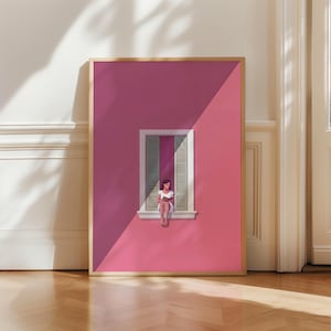 Op de afbeelding: Een ingelijste kunstdruk met een felroze muur en een centraal raam. Een persoon in een witte jurk zit op de vensterbank een boek te lezen. Het raam heeft lichtgroene luiken en een wit kozijn, met een scherpe diagonale schaduw over de muur.