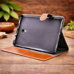 Puede incluir: Juego de tres tazas de cerámica con acabado mate moteado. Las tazas son de color crema, gris claro y gris oscuro. Cada taza tiene un diseño simple y moderno y un asa redondeada.