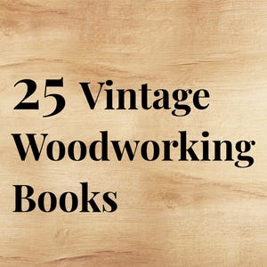 Puede incluir: Fondo de madera marrón claro con el texto "25 Vintage Woodworking Books" en negro, centrado en la imagen. El texto está en una fuente serif.