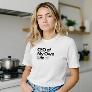 CEO van mijn eigen leven T-shirt met bloem - Minimalistisch grafisch T-shirt - Cadeau voor een onafhankelijke vrouw