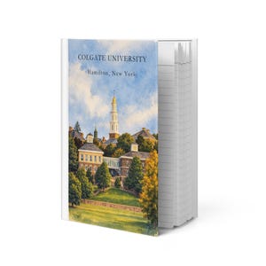 Könnte beinhalten: Ein Notizbuch mit einer Aquarellmalerei der Colgate University in Hamilton, New York. Das Cover zeigt den Namen und den Ort der Universität in blauer Schrift. Das Bild zeigt den Campus mit Gebäuden und Bäumen.