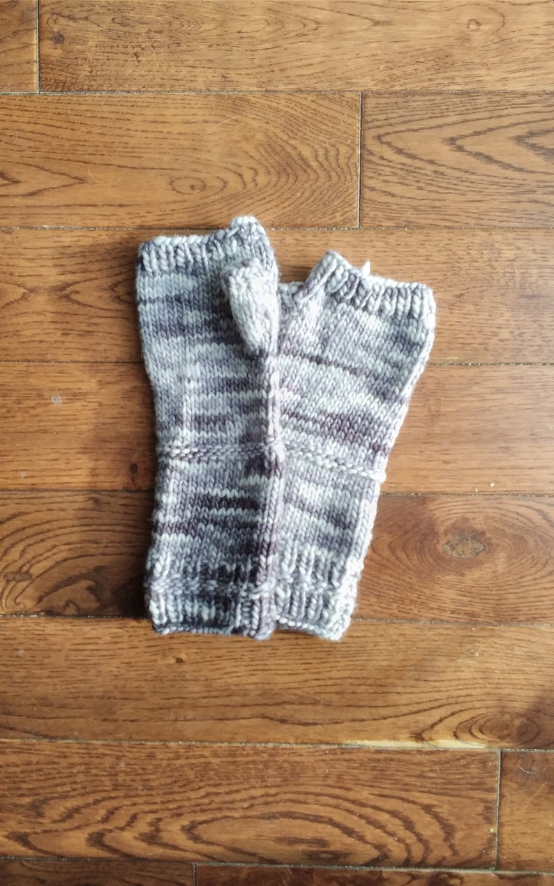 Mitaines tricotées en laine grise et blanche image 3