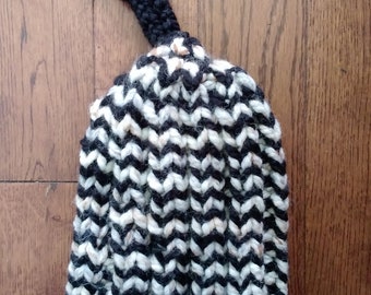 Bonnet en tricot à motif noir et gris