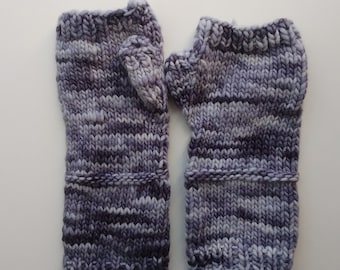 Guanti senza dita in lana grigia e bianca lavorata a maglia