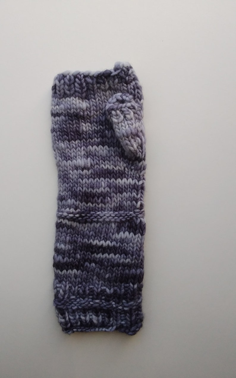 Mitaines tricotées en laine grise et blanche image 8