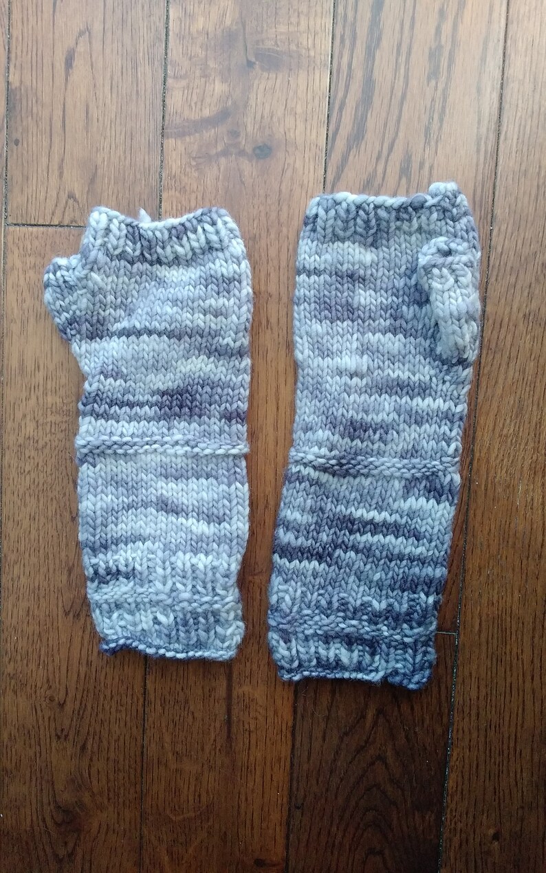 Mitaines tricotées en laine grise et blanche image 6