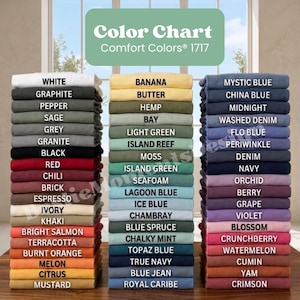 Könnte beinhalten: Eine Farbkarte zeigt eine Vielzahl von Stofffarben, darunter Weiß, Schwarz, Rot und Blau. Der Text "Color Chart" und "Comfort Colors 1717" steht oben. Die Farben sind in Stapeln angeordnet und zeigen eine Reihe von Farbtönen.