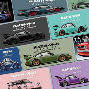 Op de afbeelding: Een verzameling rechthoekige kaarten met illustraties van aangepaste auto's. Elke kaart toont een ander auto-ontwerp in verschillende kleuren, waaronder zwart, blauwgroen, groen en roze. De tekst "RAUH-Welt Begriff United Kingdom" staat op elke kaart.