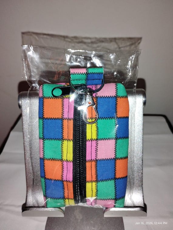 Small, functional accessory to put essential items. Suited to accommodate kids, adults, men and women.