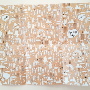 Peut inclure: Un fond beige avec un motif r&eacute;p&eacute;titif d'illustrations en noir et blanc. Les illustrations comprennent des personnes, des animaux, des c&oelig;urs, des arcs-en-ciel, des nuages et des montagnes. Le texte "Ohlala", "Yeah", "Hip Hip Hip" et "Hoorra" est inclus dans le motif.
