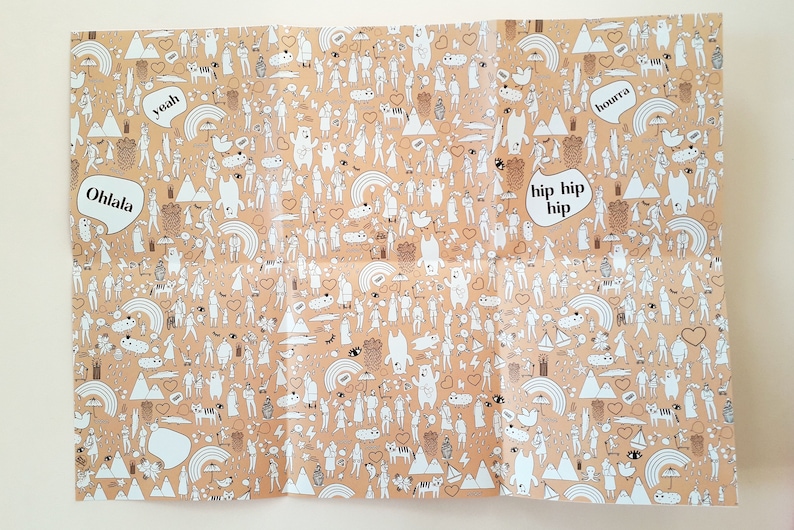 Peut inclure: Un fond beige avec un motif r&eacute;p&eacute;titif d'illustrations en noir et blanc. Les illustrations comprennent des personnes, des animaux, des c&oelig;urs, des arcs-en-ciel, des nuages et des montagnes. Le texte "Ohlala", "Yeah", "Hip Hip Hip" et "Hoorra" est inclus dans le motif.