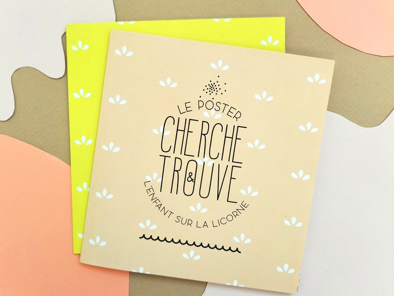 Peut inclure: Un poster beige avec des motifs floraux blancs et le texte "Le Poster Cherche & Trouve L'enfant Sur La Licorne" en noir.