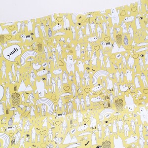 Peut inclure: Papier d'emballage jaune avec un motif r&eacute;p&eacute;titif de personnages en b&acirc;ton blanc, d'animaux et d'objets. Le texte "Oh Lala" et "Yeah" est inclus dans le motif.