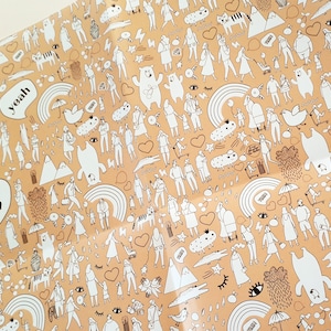 Peut inclure: Un fond beige avec un motif r&eacute;p&eacute;titif d'illustrations en noir et blanc. Les illustrations comprennent des personnes, des animaux, des c&oelig;urs, des arcs-en-ciel, des nuages et des montagnes. Le texte "Ohlala" et "yeah" est &eacute;galement inclus dans le motif.