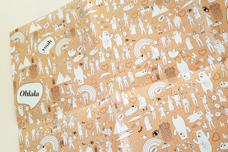 Peut inclure: Un fond beige avec un motif r&eacute;p&eacute;titif d'illustrations en noir et blanc. Les illustrations comprennent des personnes, des animaux, des c&oelig;urs, des arcs-en-ciel, des nuages et des montagnes. Le texte "Ohlala" et "yeah" est &eacute;galement inclus dans le motif.