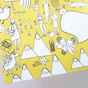 Peut inclure: Un fond jaune avec des illustrations en noir et blanc d'une licorne, des montagnes, un arc-en-ciel, un oiseau, un crocodile, une &eacute;toile, une bougie et des personnes. Le texte "veux-tu etre mon parrain?" est &eacute;crit dans une bulle de dialogue.