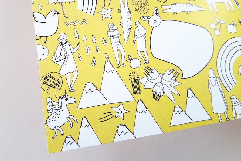 Peut inclure: Un fond jaune avec des illustrations en noir et blanc d'une licorne, des montagnes, un arc-en-ciel, un oiseau, un crocodile, une &eacute;toile, une bougie et des personnes. Le texte "veux-tu etre mon parrain?" est &eacute;crit dans une bulle de dialogue.