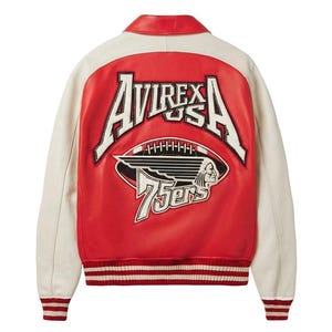 Puede incluir: Chaqueta de cuero roja y crema con el texto "AVIREX USA" y un gr&aacute;fico de f&uacute;tbol con un perfil nativo americano. La chaqueta tiene dobladillo y pu&ntilde;os acanalados, y el n&uacute;mero "75ers" se muestra debajo del gr&aacute;fico de f&uacute;tbol.